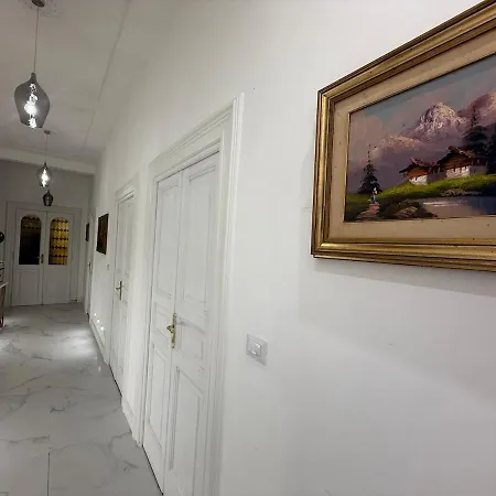 Colosseum Apartment, 3 Bedrooms And A Large Living With A Sofa Bed, The Accommodate 8 People Róma