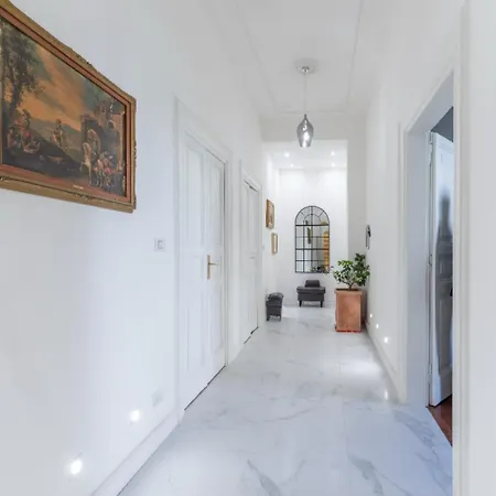 Colosseum Apartment, 3 Bedrooms And A Large Living With A Sofa Bed, The Accommodate 8 People Róma