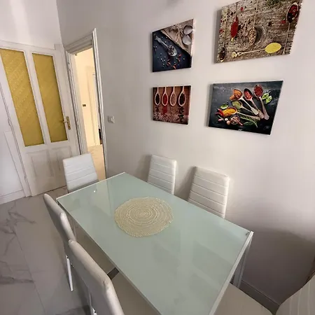 Colosseum Apartment, 3 Bedrooms And A Large Living With A Sofa Bed, The Accommodate 8 People Róma