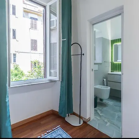 Colosseum Apartment, 3 Bedrooms And A Large Living With A Sofa Bed, The Accommodate 8 People Apartman Róma