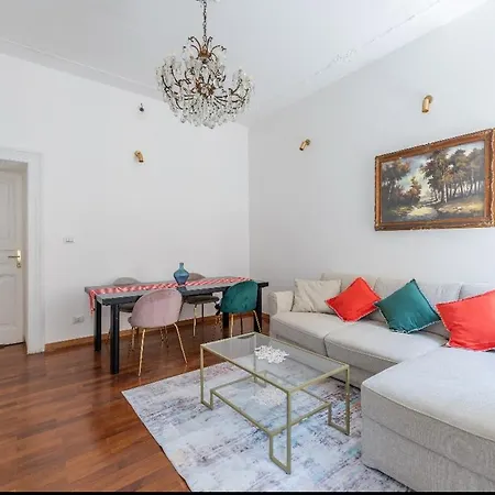 Colosseum Apartment, 3 Bedrooms And A Large Living With A Sofa Bed, The Accommodate 8 People Róma